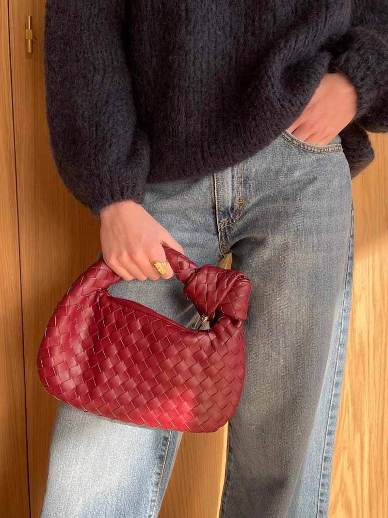 "Mini sac à main tissé artisanal élégant, design moderne, matériaux durables, accessoire féminin polyvent."