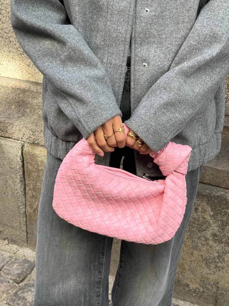 "Mini sac à main tissé artisanal élégant, design moderne, matériaux durables, accessoire féminin polyvent."