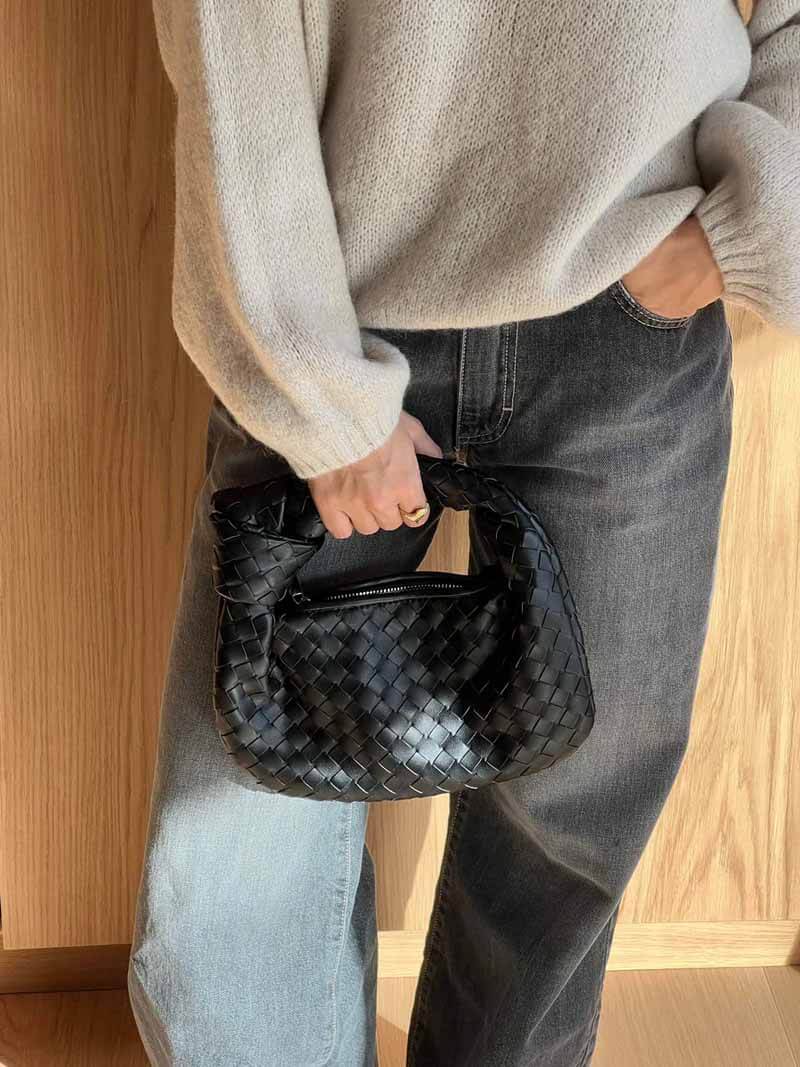 "Mini sac à main tissé artisanal élégant, design moderne, matériaux durables, accessoire féminin polyvent."