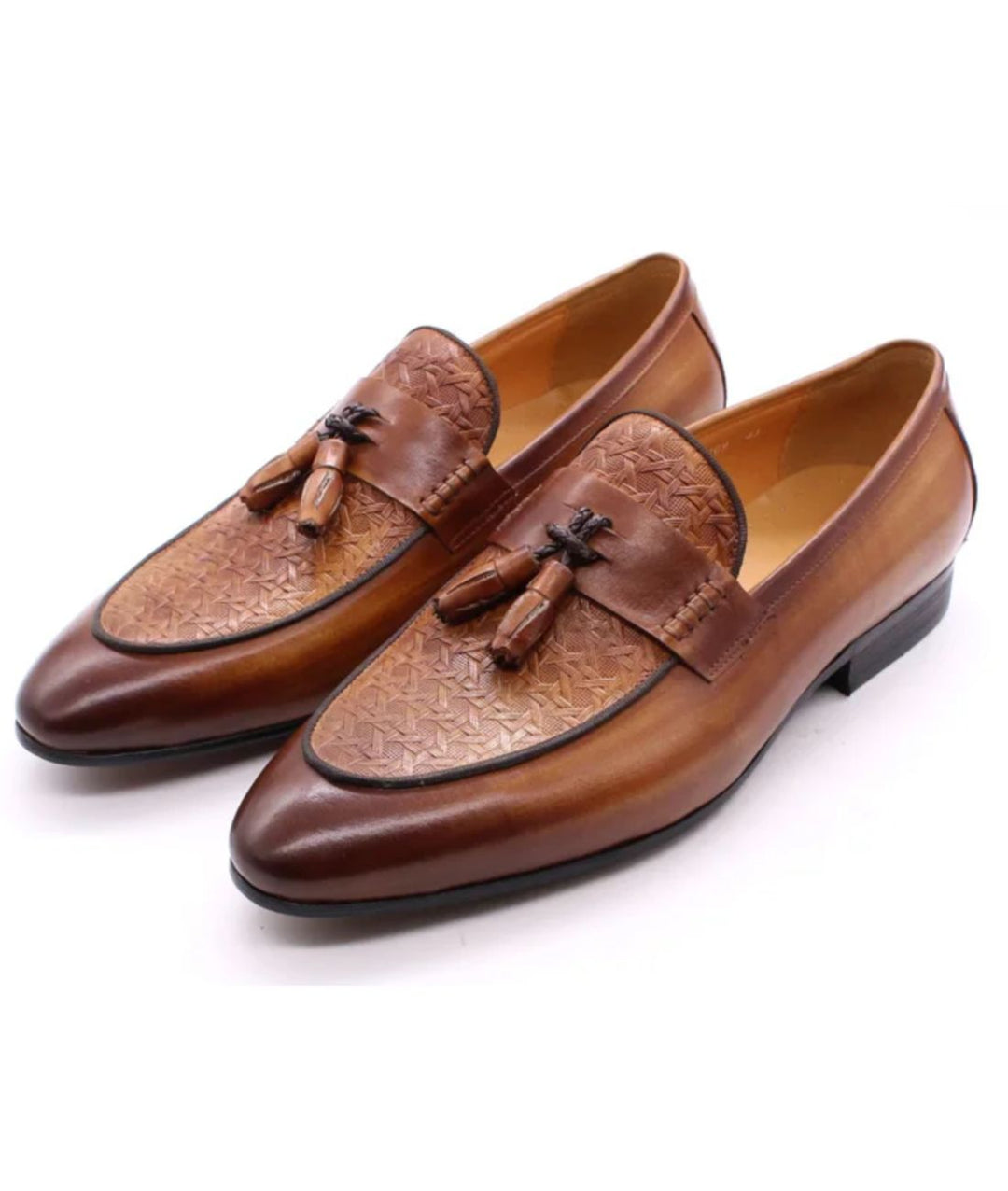 "Mocassins à glands en cuir cognac, motif zigzag tissé, côté, élégants et modernes pour un style raffiné."