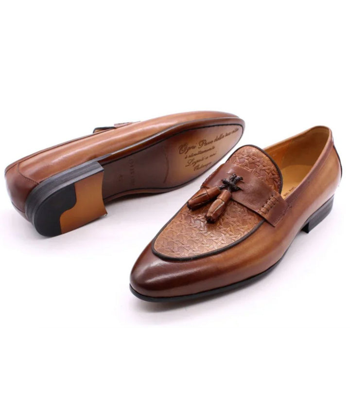 "Mocassins à glands en cuir cognac, motif zigzag tissé, côté, élégants et modernes pour un style raffiné."