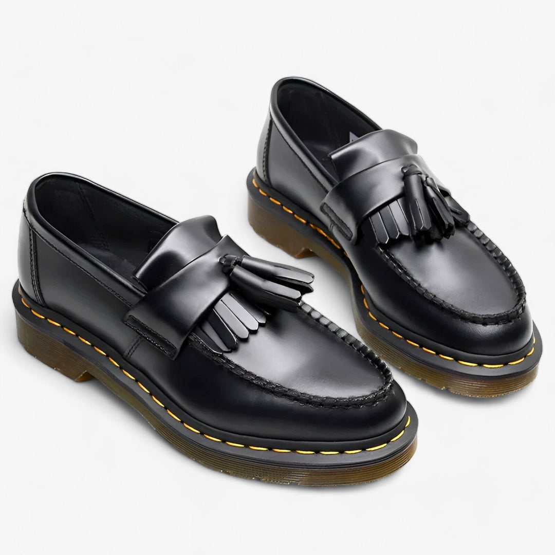 "Mocassins à glands marron pour homme, élégants avec pompon distinctif, style intemporel et confort supérieur."