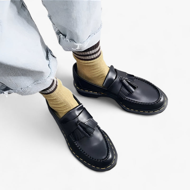 "Mocassins à glands marron pour homme, élégants avec pompon distinctif, style intemporel et confort supérieur."