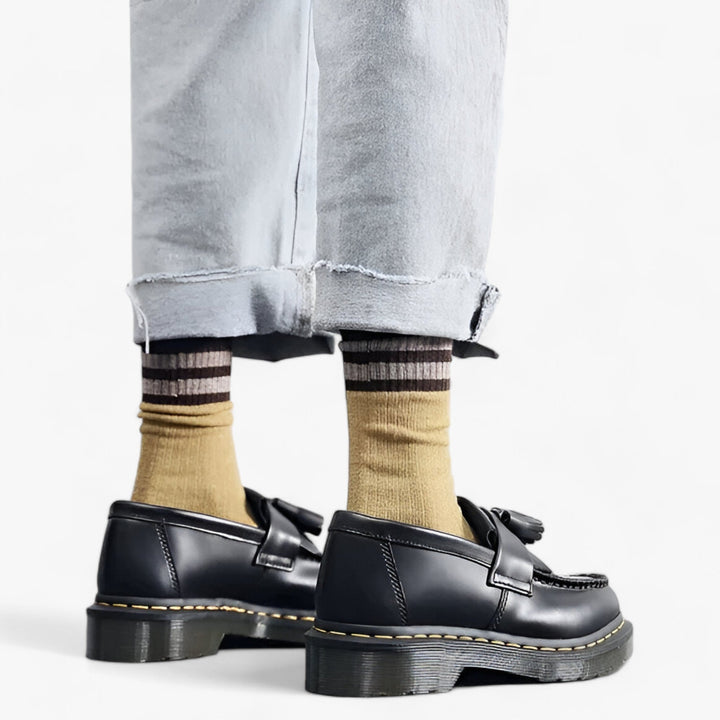 "Mocassins à glands marron pour homme, élégants avec pompon distinctif, style intemporel et confort supérieur."