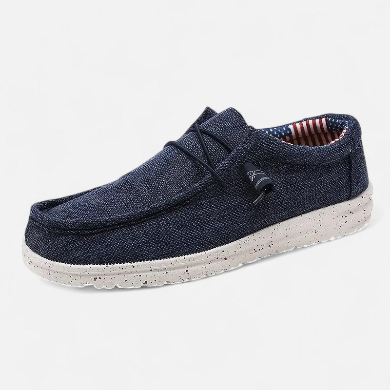 "Mocassins Ariste homme sans lacets, motif drapeau, bleu-gris-noir-kaki, chic et confortable, vue de côté"