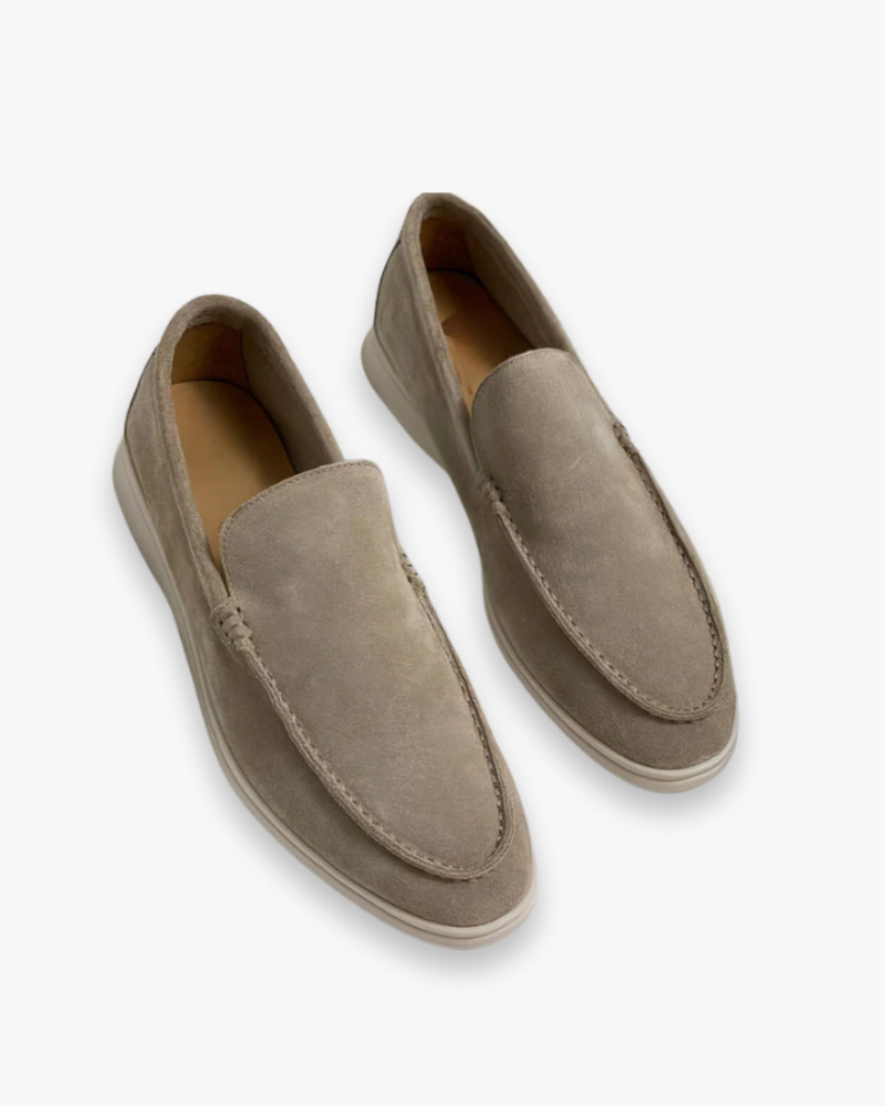 "Mocassins classiques en cuir beige pour homme, design élégant et confortable, parfaits pour toutes occasions."