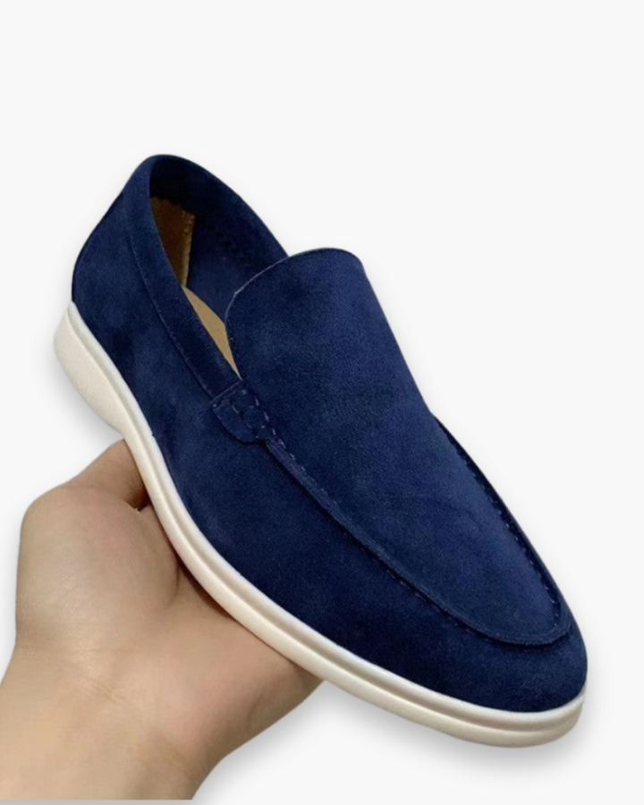 "Mocassins classiques en cuir beige pour homme, design élégant et confortable, parfaits pour toutes occasions."