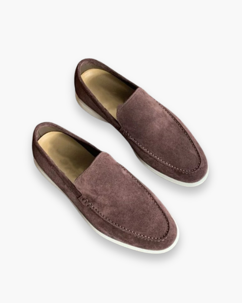 "Mocassins classiques en cuir beige pour homme, design élégant et confortable, parfaits pour toutes occasions."