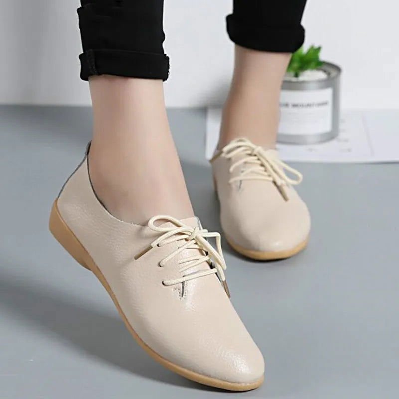 "Mocassins derbies en cuir pour femme, design minimaliste, lacets ajustables, couleur classique et semelle antidérapante."