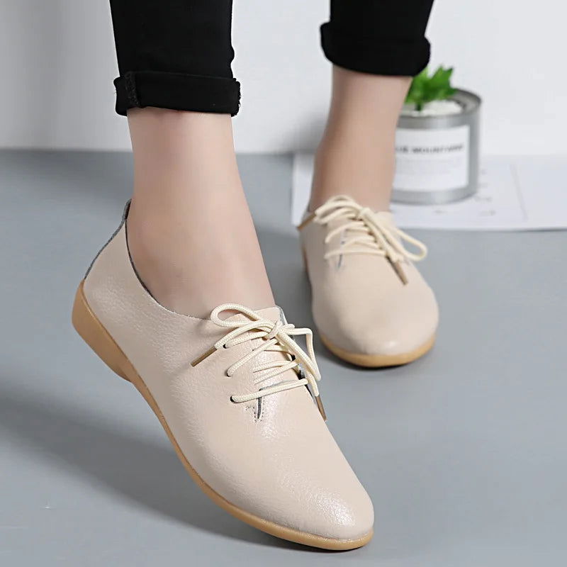 "Mocassins derbies en cuir pour femme, design minimaliste, lacets ajustables, couleur classique et semelle antidérapante."