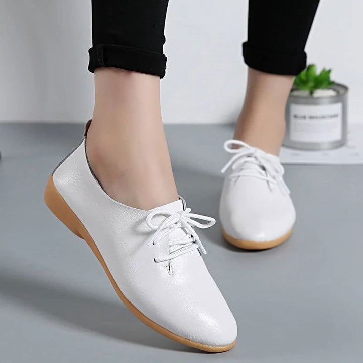 "Mocassins derbies en cuir pour femme, design minimaliste, lacets ajustables, couleur classique et semelle antidérapante."