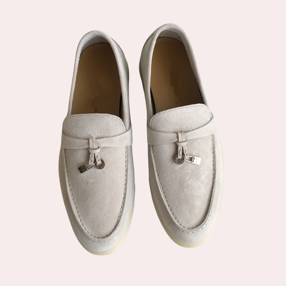 Mocassins élégants pour femmes avec silhouette chic, couleur neutre et semelle intérieure confortable pour style polyvalent.