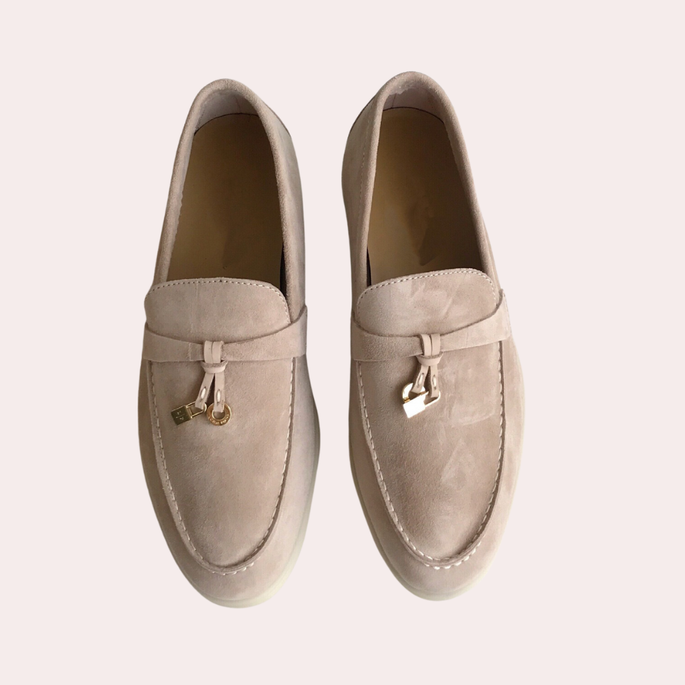 Mocassins élégants pour femmes avec silhouette chic, couleur neutre et semelle intérieure confortable pour style polyvalent.