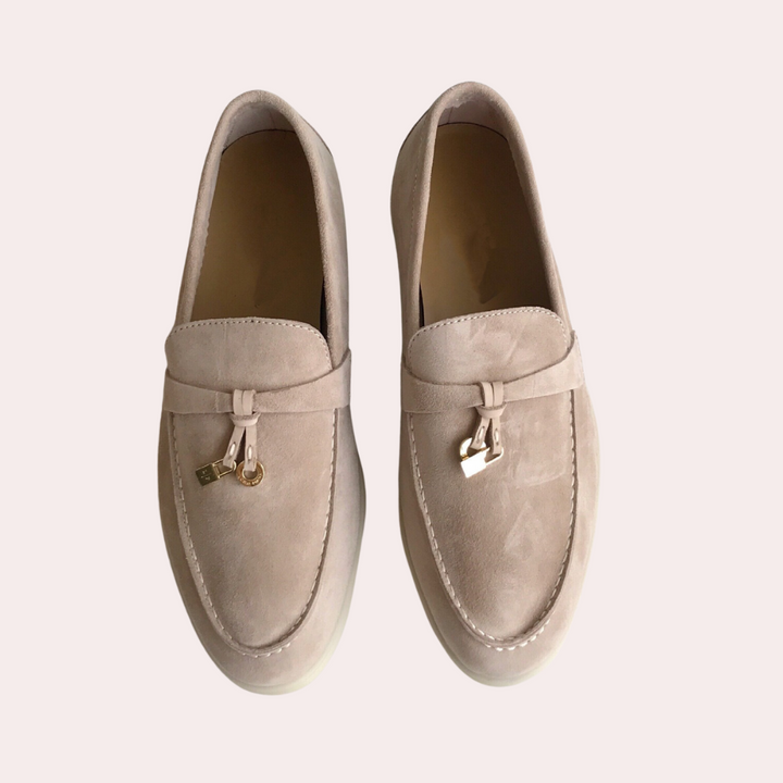 Mocassins élégants pour femmes avec silhouette chic, couleur neutre et semelle intérieure confortable pour style polyvalent.