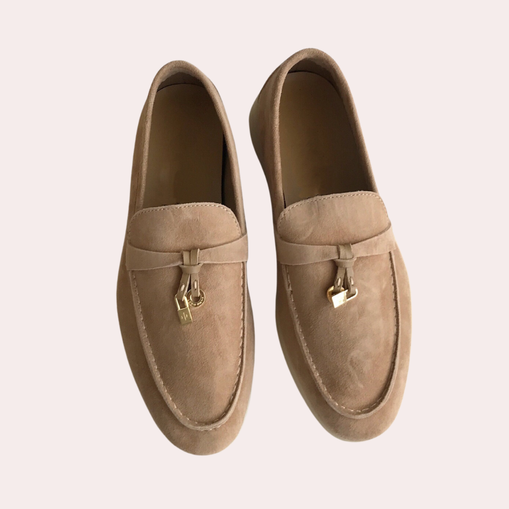 Mocassins élégants pour femmes avec silhouette chic, couleur neutre et semelle intérieure confortable pour style polyvalent.