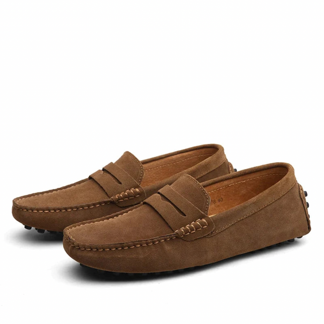 "Mocassins élégants pour hommes au design italien en cuir, coloris variés, doublure douce pour confort optimal."