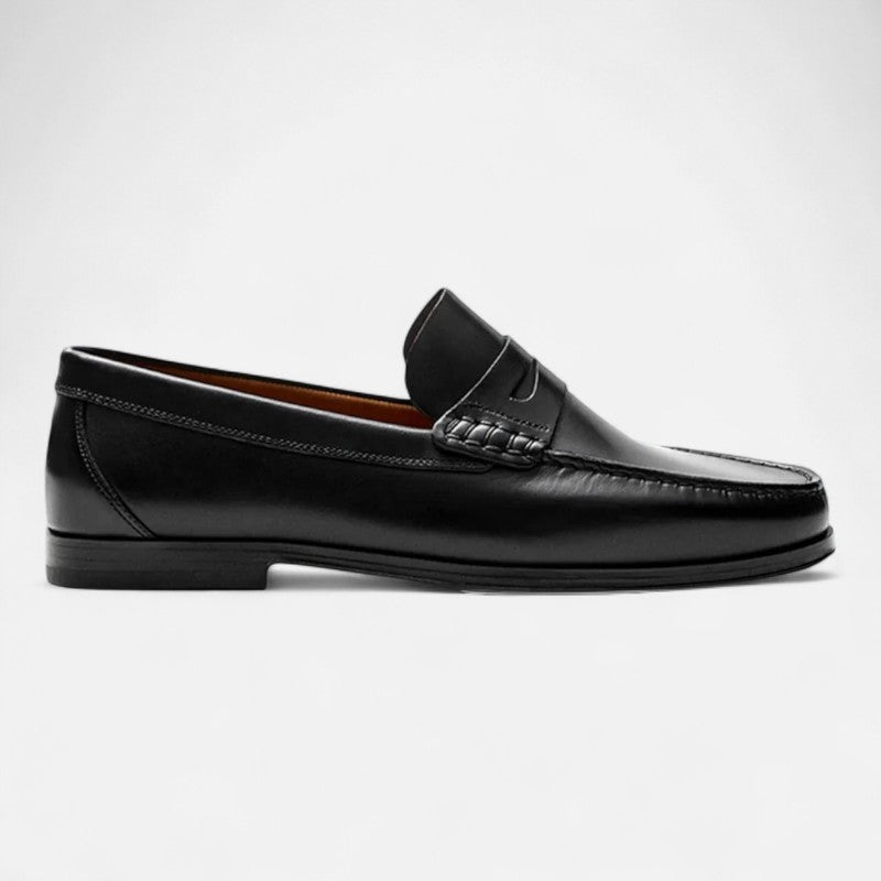 "Mocassins en cuir brun pour hommes, élégants avec coutures détaillées, intérieur confortable et semelle antidérapante."
