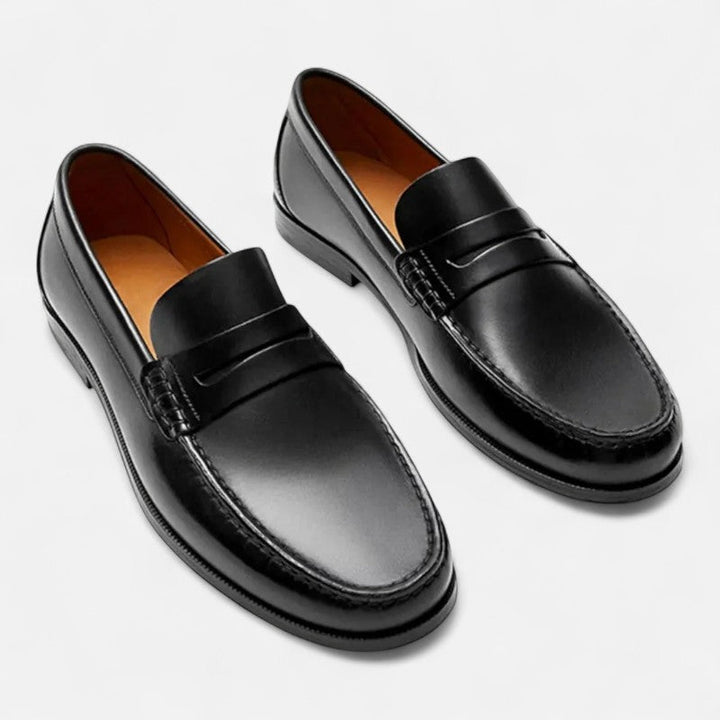 "Mocassins en cuir brun pour hommes, élégants avec coutures détaillées, intérieur confortable et semelle antidérapante."