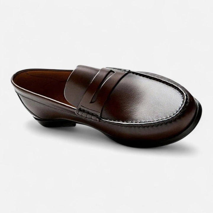 "Mocassins en cuir brun pour hommes, élégants avec coutures détaillées, intérieur confortable et semelle antidérapante."