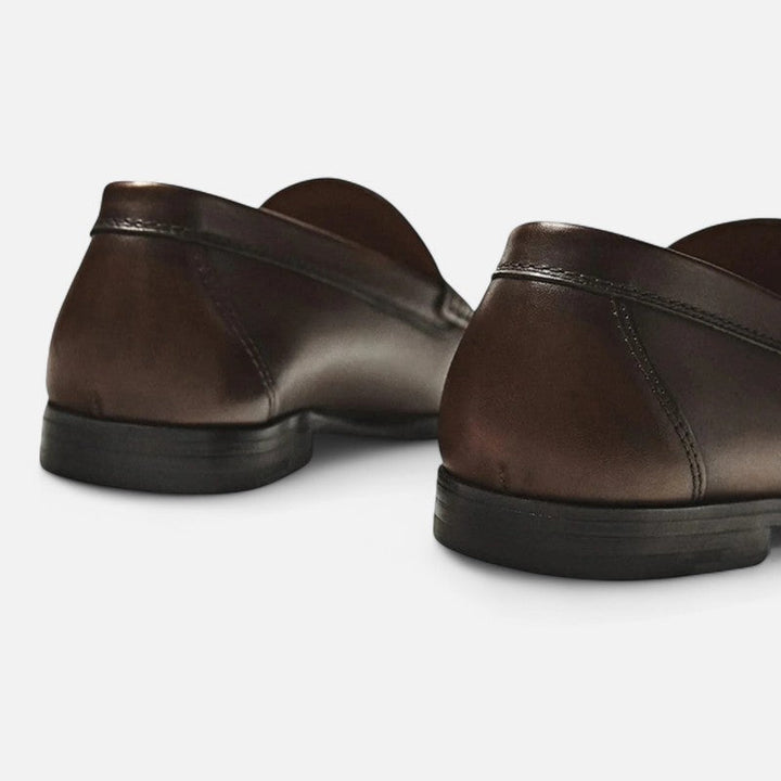 "Mocassins en cuir brun pour hommes, élégants avec coutures détaillées, intérieur confortable et semelle antidérapante."