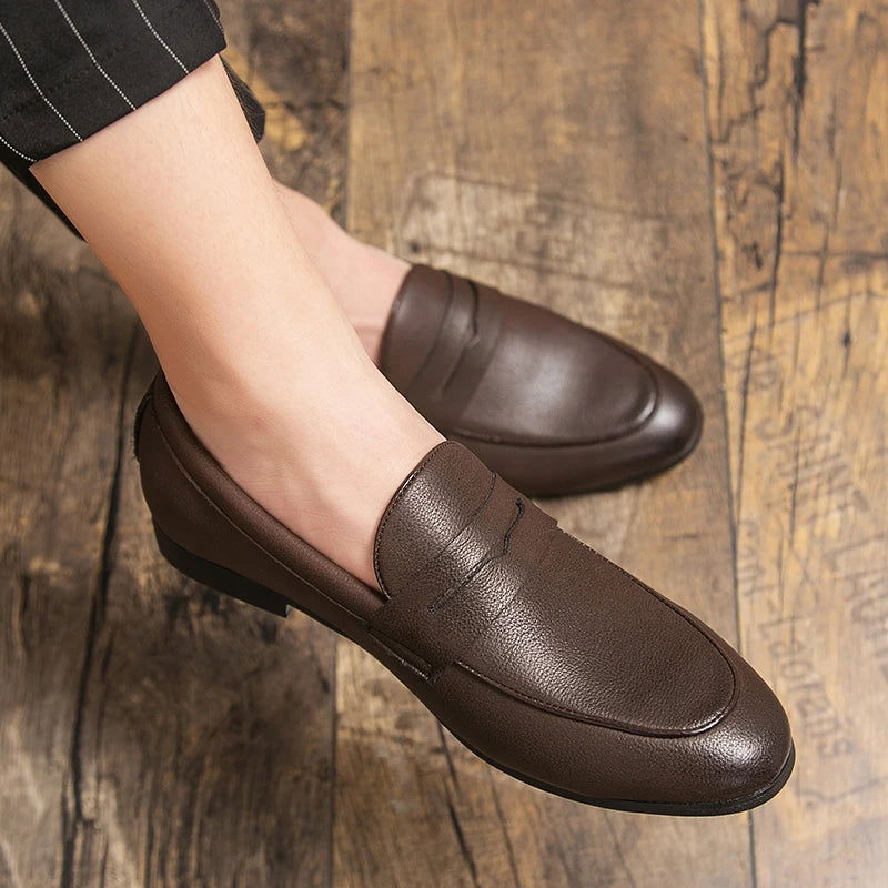 "Mocassins en cuir grainé pour homme, élégants et confortables, avec semelle ergonomique et doublure respirante."