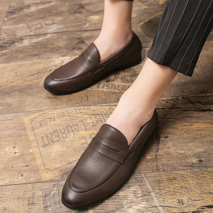 "Mocassins en cuir grainé pour homme, élégants et confortables, avec semelle ergonomique et doublure respirante."