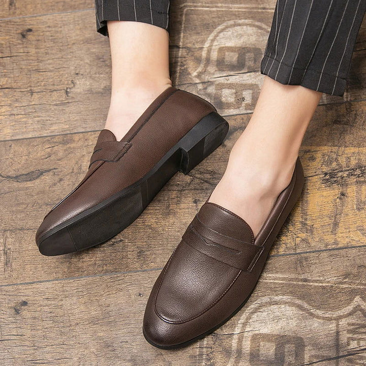 "Mocassins en cuir grainé pour homme, élégants et confortables, avec semelle ergonomique et doublure respirante."