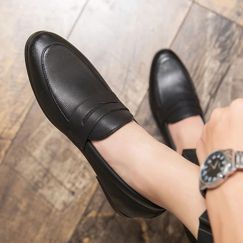 "Mocassins en cuir grainé pour homme, élégants et confortables, avec semelle ergonomique et doublure respirante."