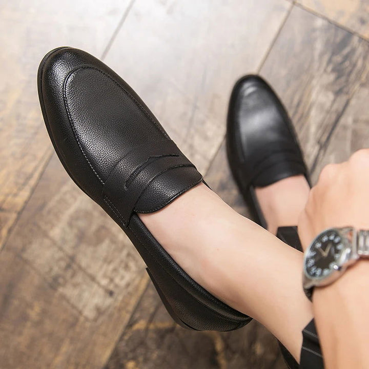 "Mocassins en cuir grainé pour homme, élégants et confortables, avec semelle ergonomique et doublure respirante."