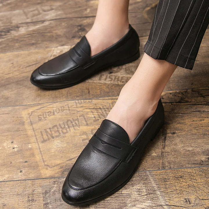 "Mocassins en cuir grainé pour homme, élégants et confortables, avec semelle ergonomique et doublure respirante."
