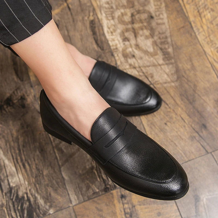 "Mocassins en cuir grainé pour homme, élégants et confortables, avec semelle ergonomique et doublure respirante."