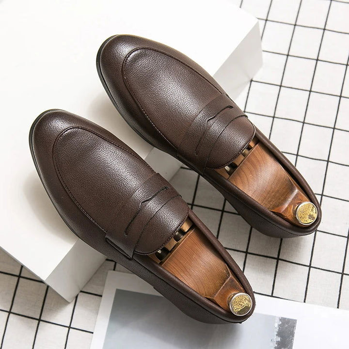 "Mocassins en cuir grainé pour homme, élégants et confortables, avec semelle ergonomique et doublure respirante."