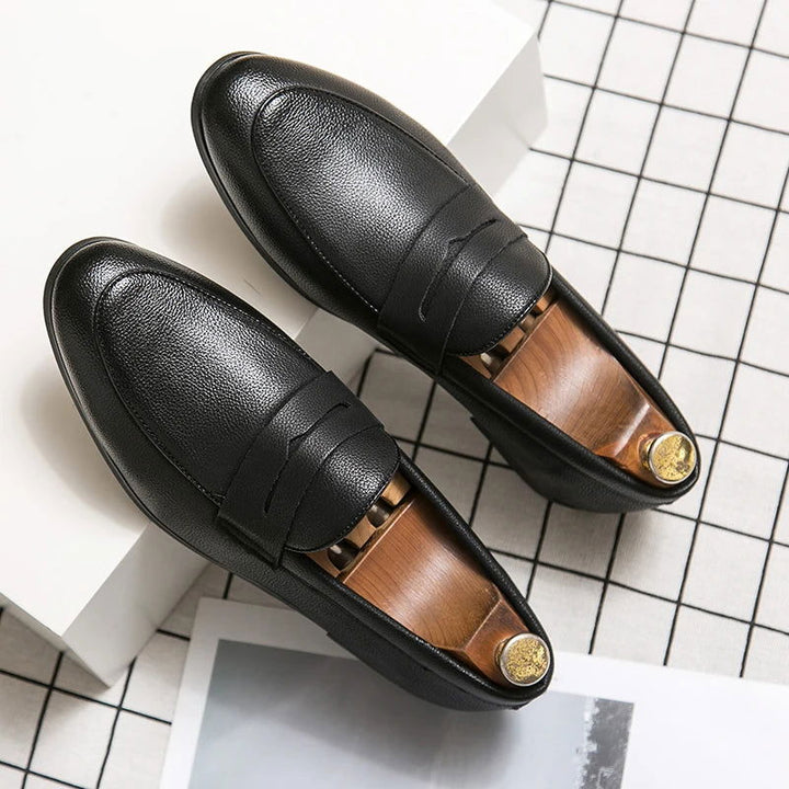 "Mocassins en cuir grainé pour homme, élégants et confortables, avec semelle ergonomique et doublure respirante."