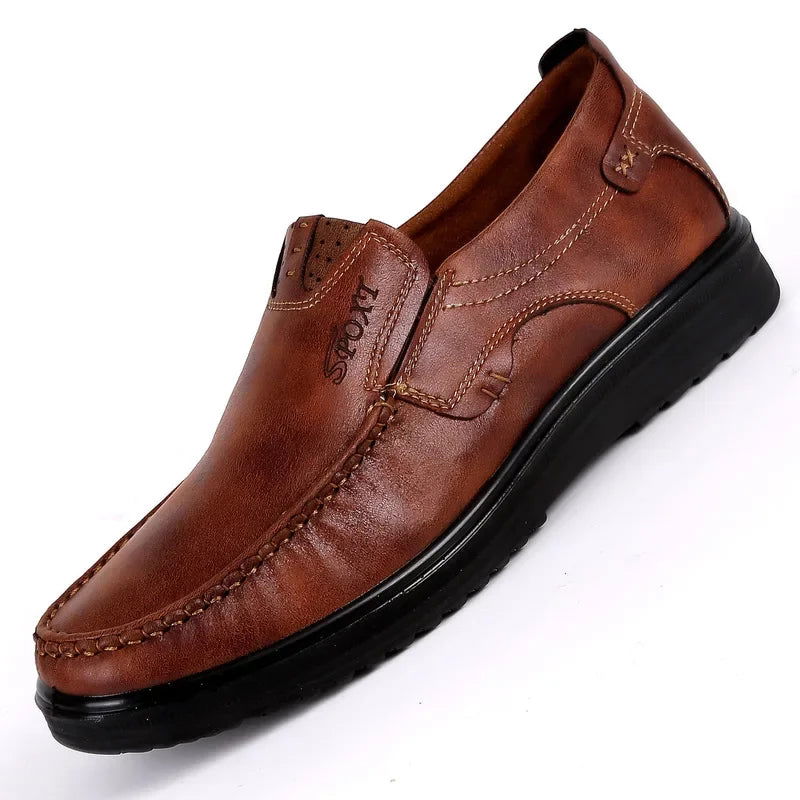 "Mocassins en cuir marron pour homme, élégants et robustes, semelle antidérapante, idéal pour confort quotidien."