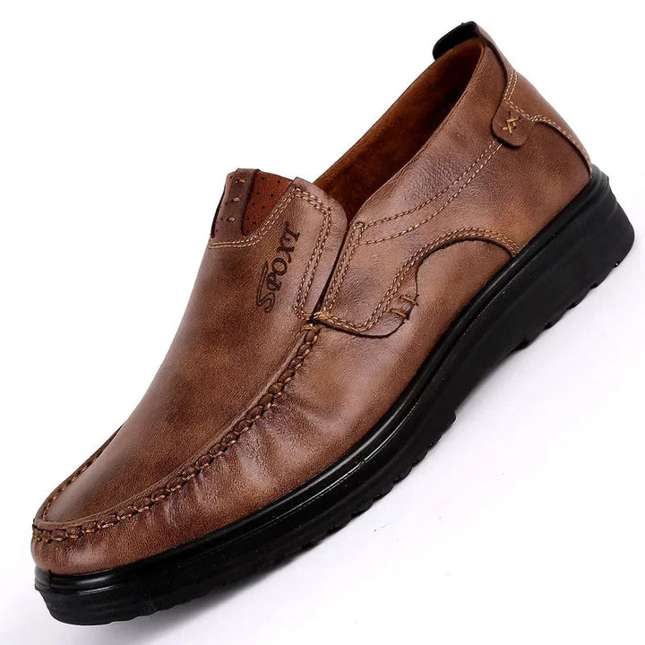 "Mocassins en cuir marron pour homme, élégants et robustes, semelle antidérapante, idéal pour confort quotidien."