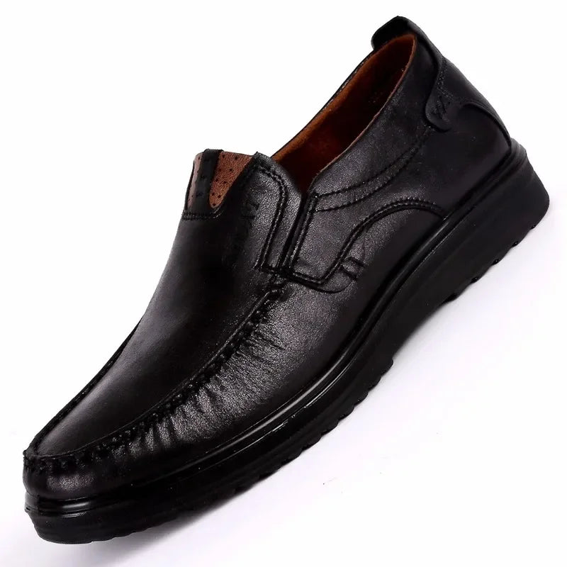 "Mocassins en cuir marron pour homme, élégants et robustes, semelle antidérapante, idéal pour confort quotidien."