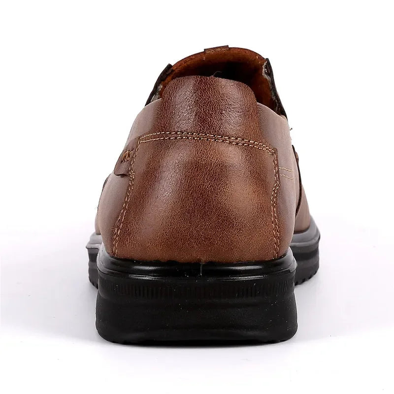 "Mocassins en cuir marron pour homme, élégants et robustes, semelle antidérapante, idéal pour confort quotidien."