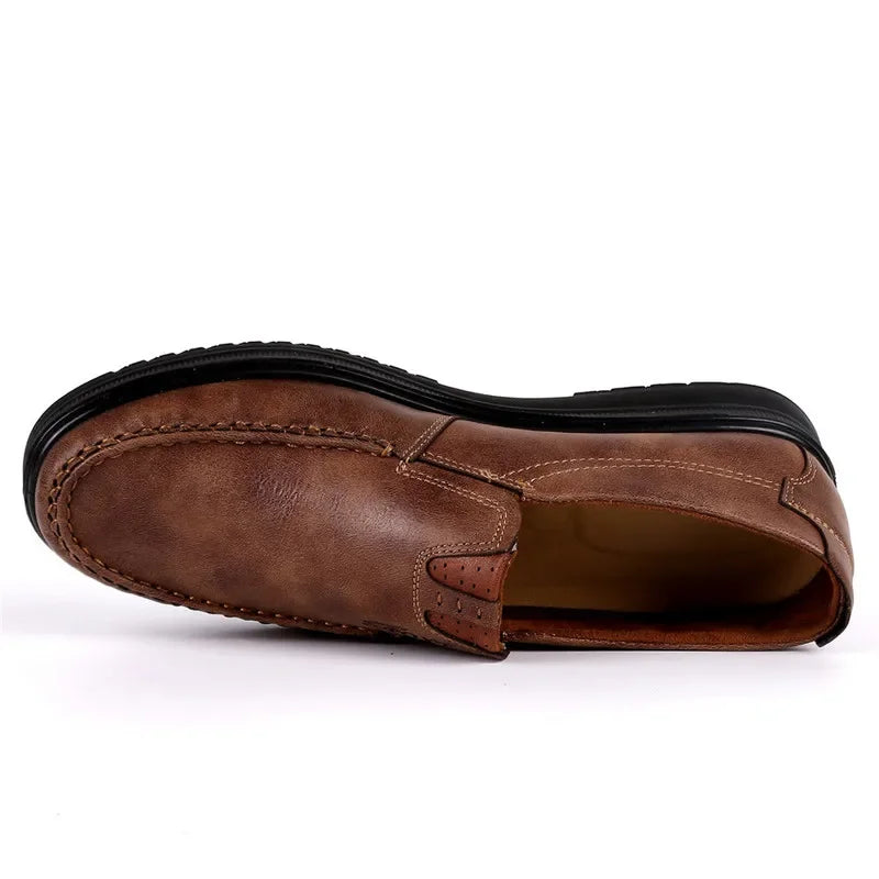 "Mocassins en cuir marron pour homme, élégants et robustes, semelle antidérapante, idéal pour confort quotidien."