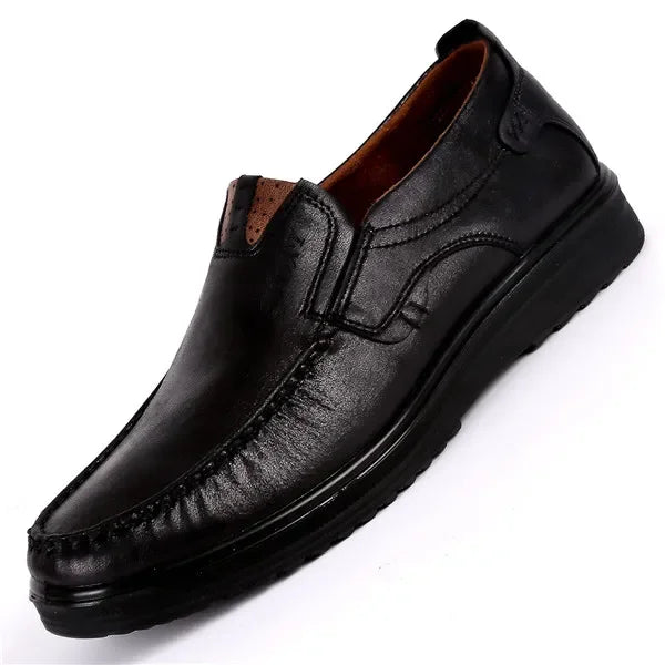 "Mocassins en cuir marron pour homme, élégants et robustes, semelle antidérapante, idéal pour confort quotidien."