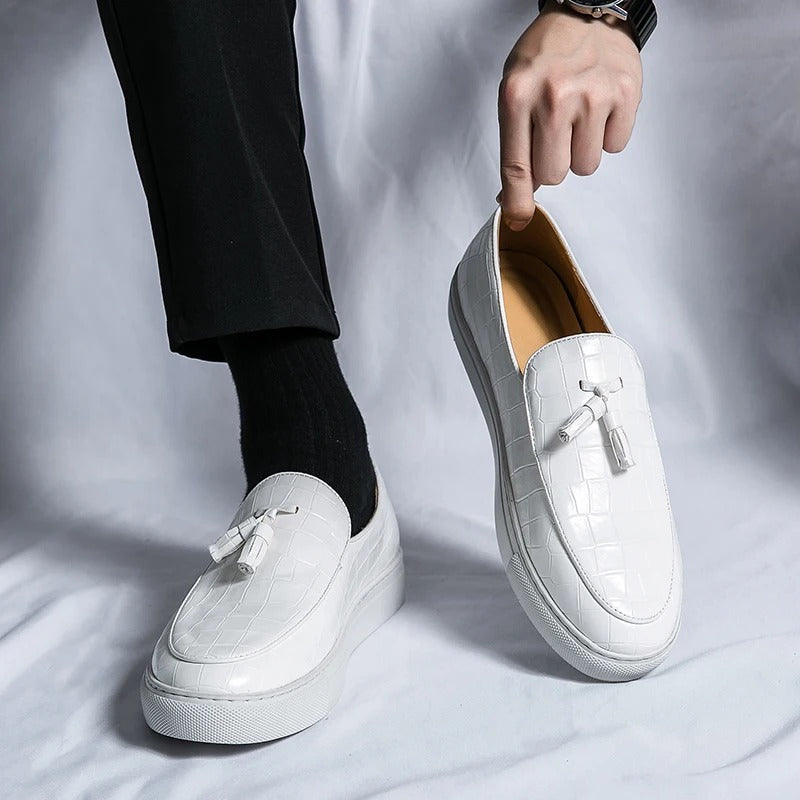 "Mocassins en cuir marron pour hommes, élégants et confortables, sur fond blanc."
