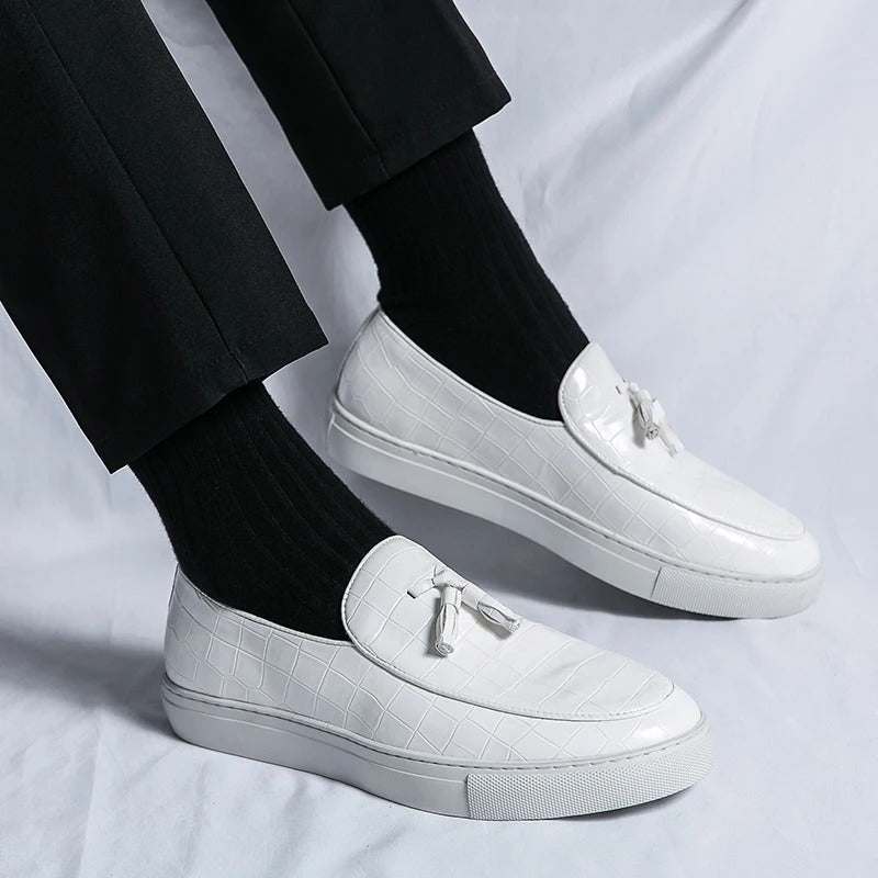 "Mocassins en cuir marron pour hommes, élégants et confortables, sur fond blanc."