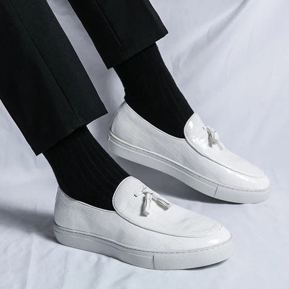 "Mocassins en cuir marron pour hommes, élégants et confortables, sur fond blanc."