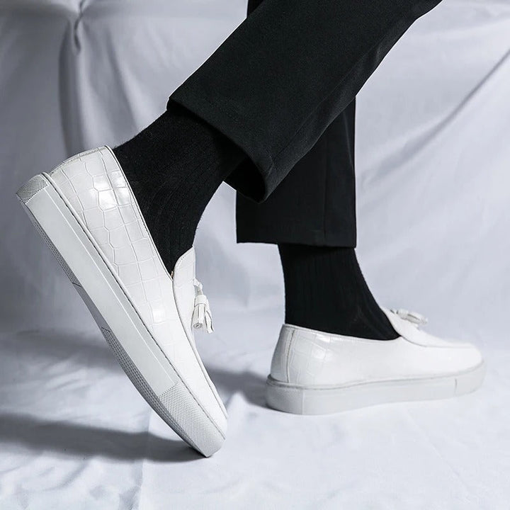 "Mocassins en cuir marron pour hommes, élégants et confortables, sur fond blanc."