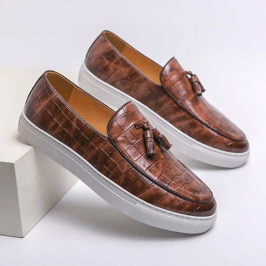 "Mocassins en cuir marron pour hommes, élégants et confortables, sur fond blanc."