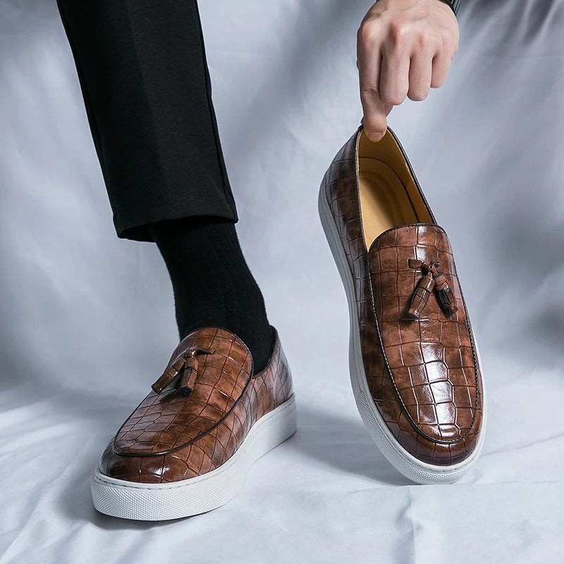"Mocassins en cuir marron pour hommes, élégants et confortables, sur fond blanc."