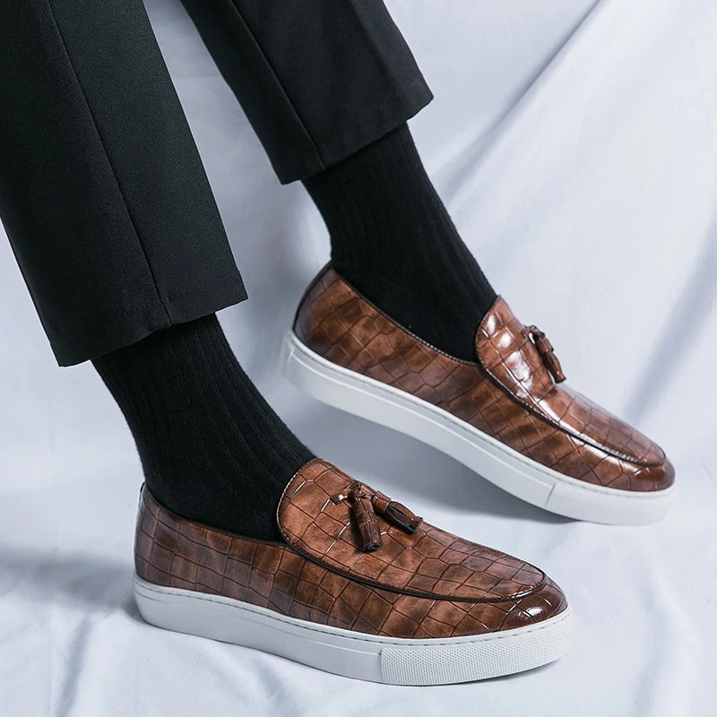 "Mocassins en cuir marron pour hommes, élégants et confortables, sur fond blanc."