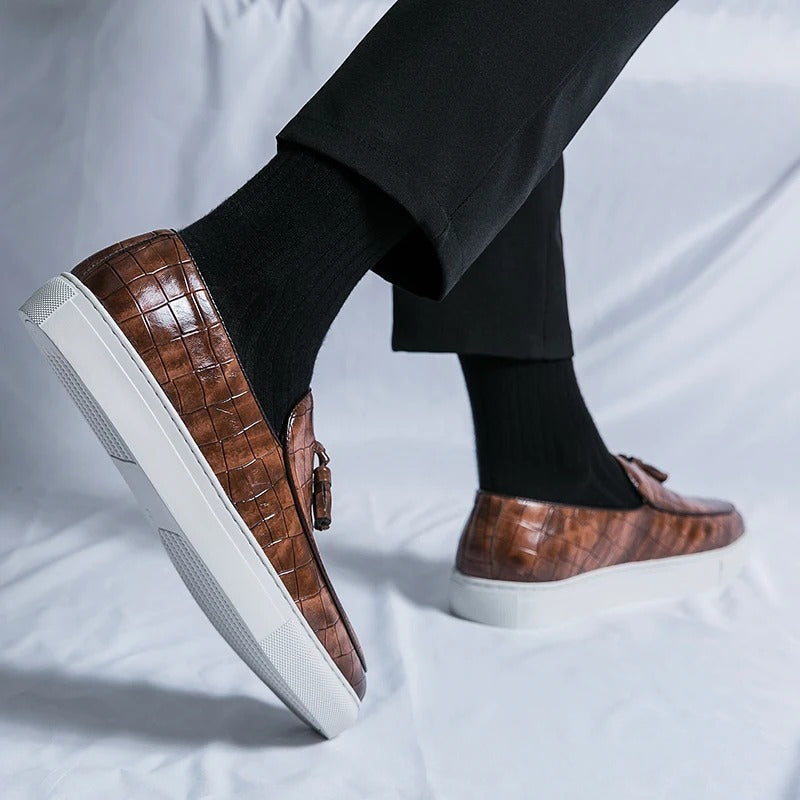 "Mocassins en cuir marron pour hommes, élégants et confortables, sur fond blanc."