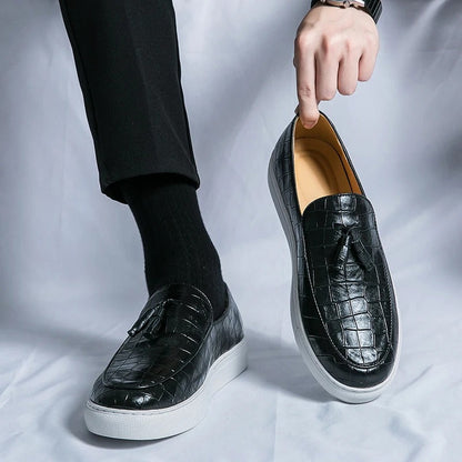 "Mocassins en cuir marron pour hommes, élégants et confortables, sur fond blanc."