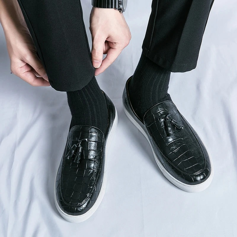 "Mocassins en cuir marron pour hommes, élégants et confortables, sur fond blanc."