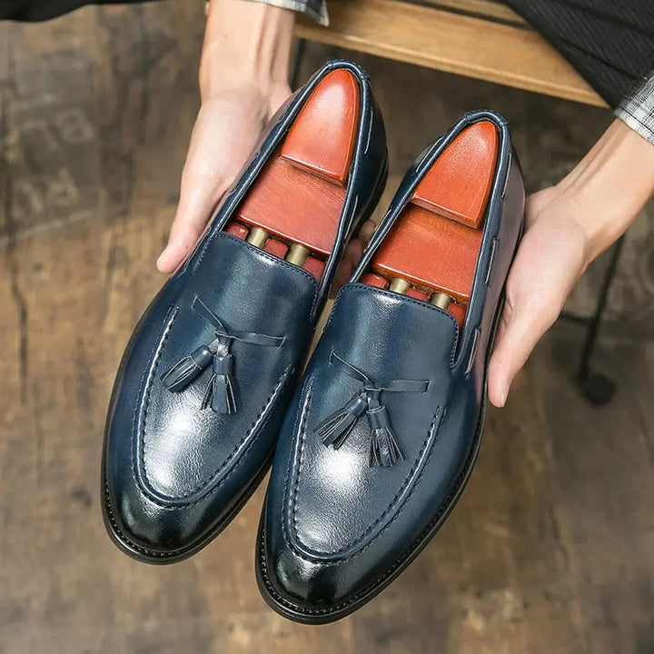 "Mocassins en cuir pour hommes avec pompons, style élégant et chic, parfaits pour confort estival et occasions décontractées.